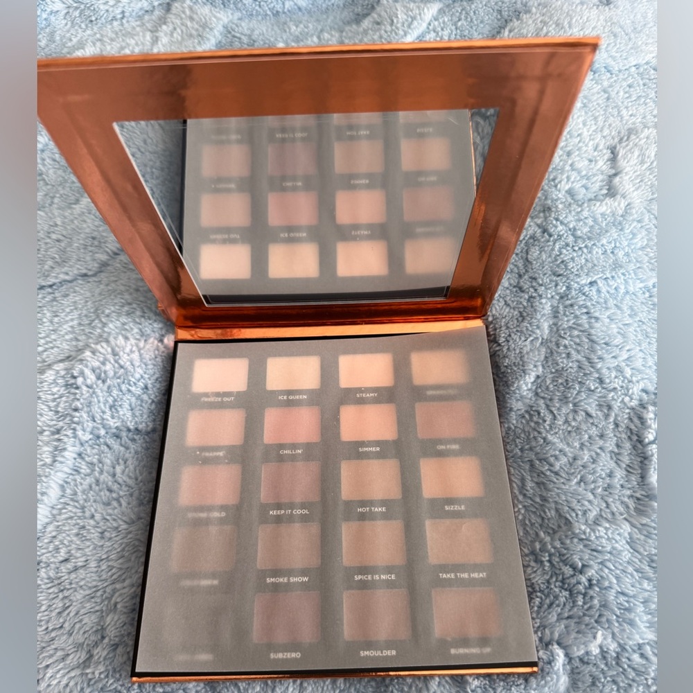 ICONIC LONDON Hotting Up Eyeshadow Palette NIB - Picture 5 of 7